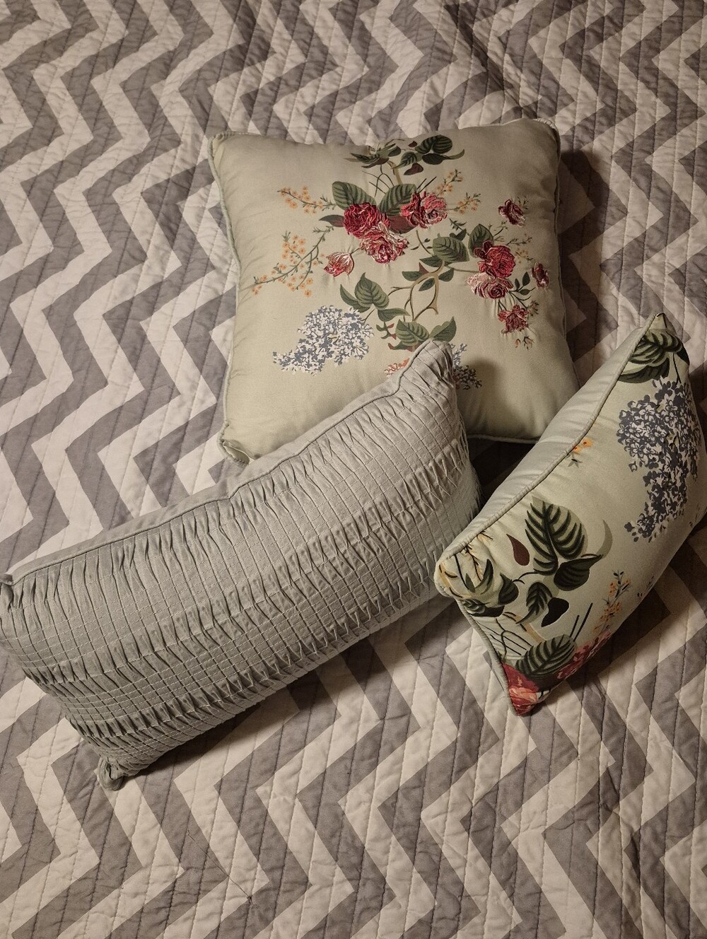 ❤️🔥 3pc. Floral Accent Throw Pillows Bundle